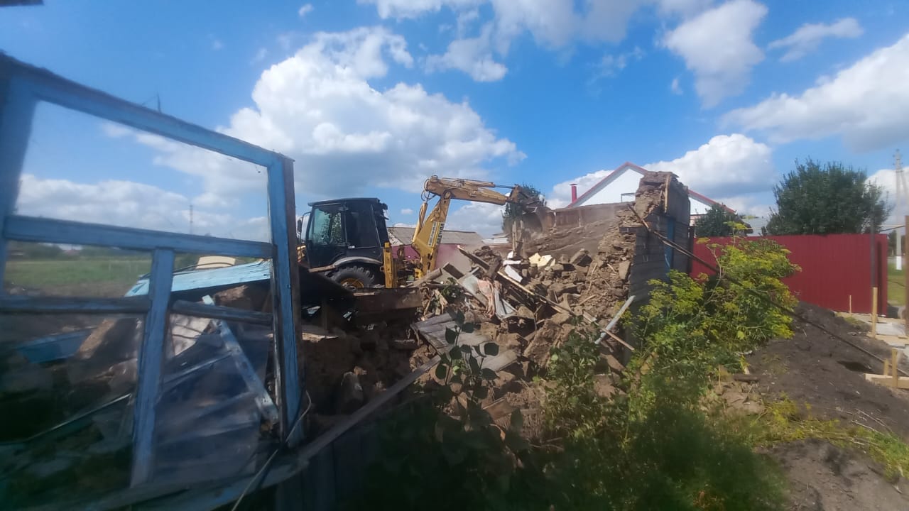 Экскаватор-погрузчик на объекте